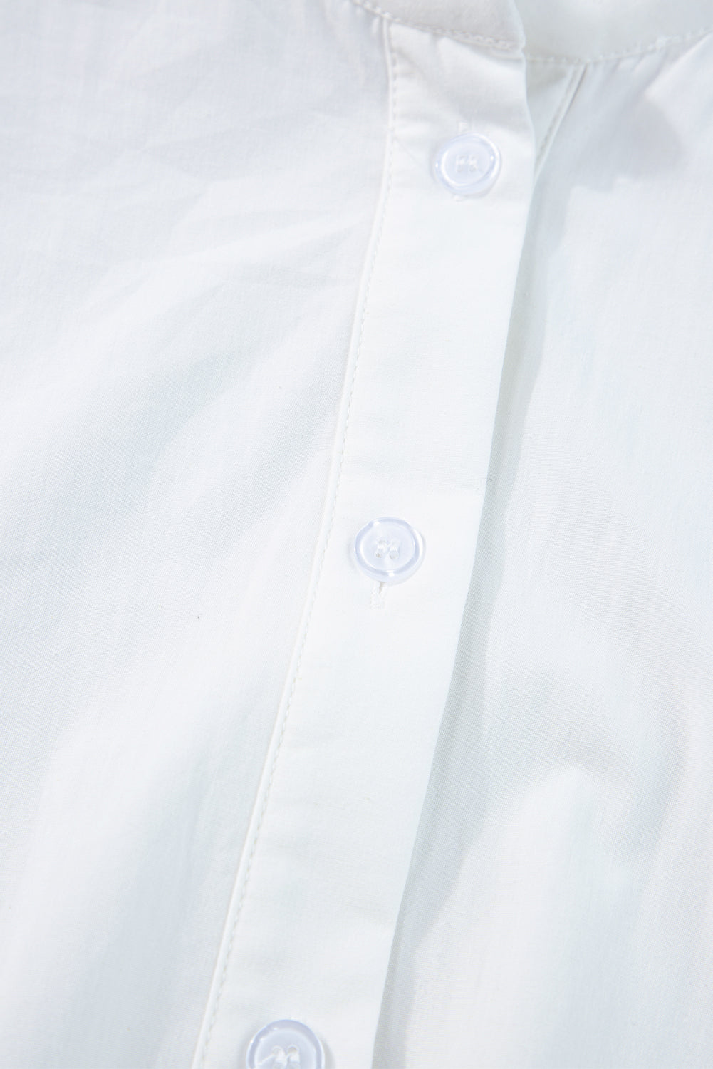Weißes, kurzärmliges, langes Kleid mit Farbblock-Zickzack-Besatz und Kordelzug in der Taille