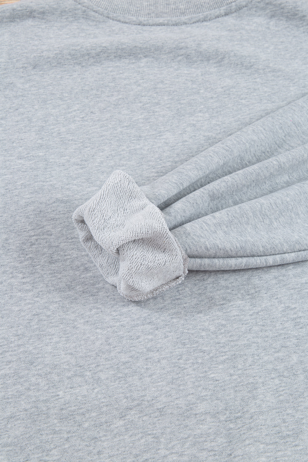 Hellgraues, schlichtes Sweatshirt mit Rundhalsausschnitt und überschnittener Schulter