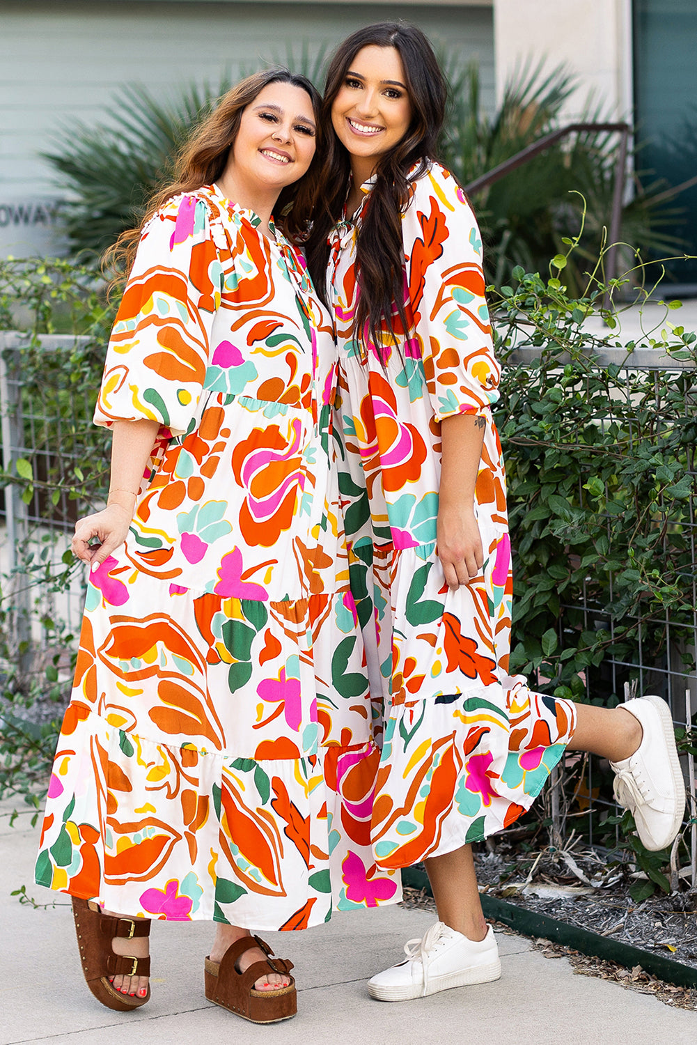 Oranges Kleid mit Blumenmuster und Kordelzug und V-Ausschnitt in Übergröße