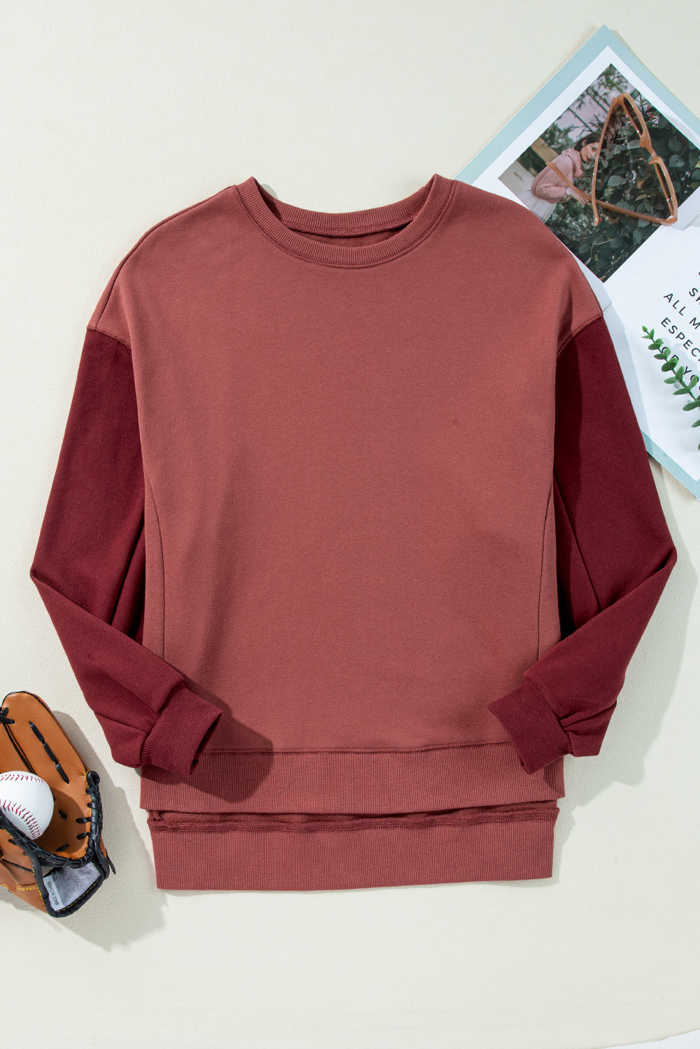 Mineralrotes zweifarbiges Patchwork-Pullover-Sweatshirt mit überschnittener Schulter
