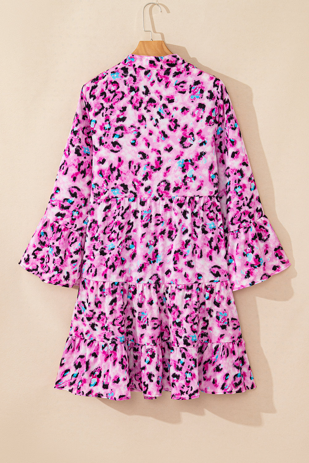 Kleid mit rosa Leopardenmuster, geknöpfter Vorderseite und 3/4-Ärmeln, gestuftem Rüschensaum