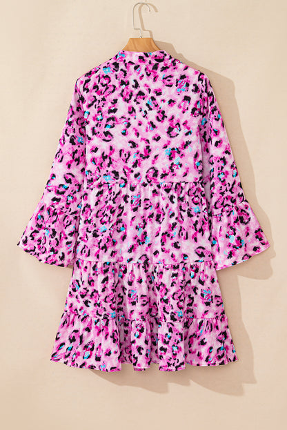 Kleid mit rosa Leopardenmuster, geknöpfter Vorderseite und 3/4-Ärmeln, gestuftem Rüschensaum