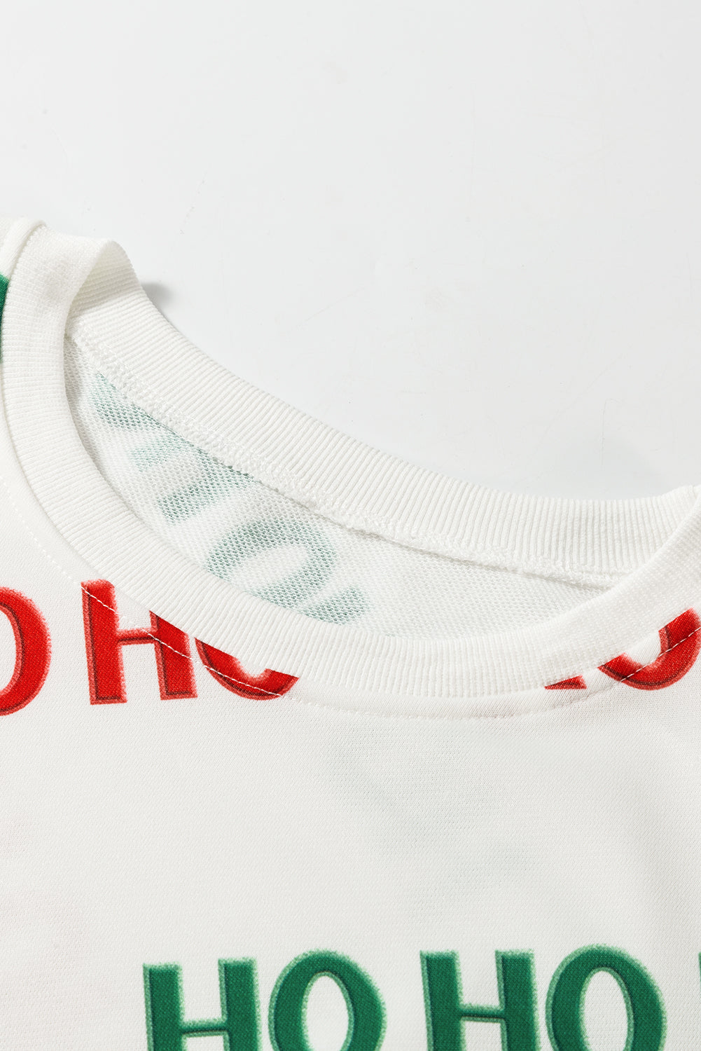 Weißes Set mit Pullover mit überschnittenen Schultern und lässigen Shorts im Weihnachts-HOHOHO-Print
