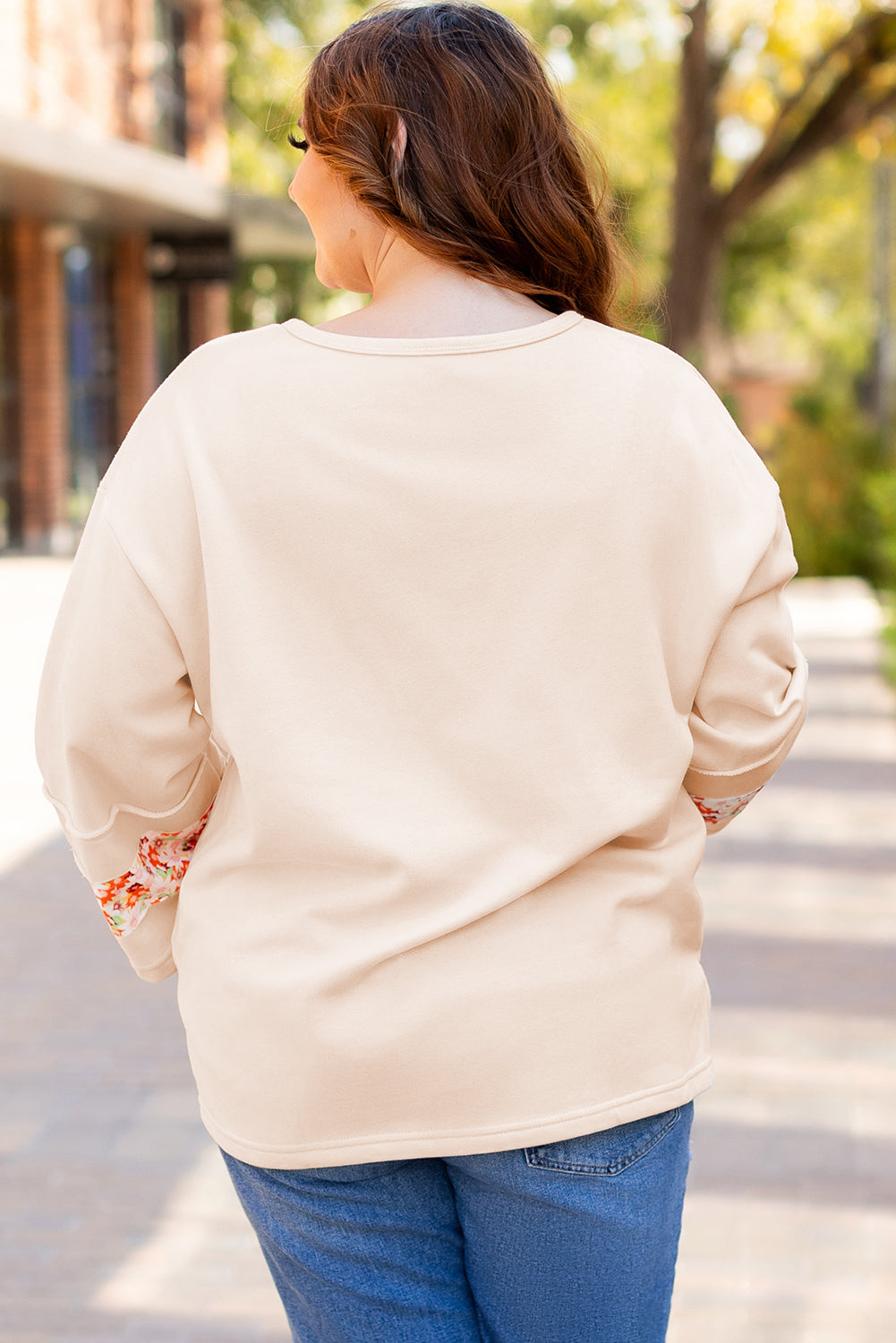 Beiges Plus Size Top mit Rundhalsausschnitt und Blumenpatches