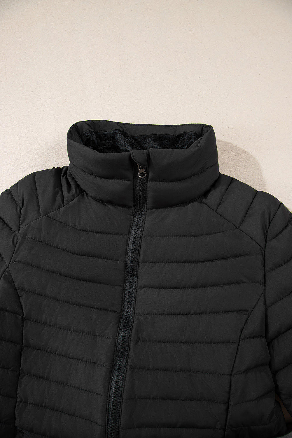 Schwarze, einfarbige Steppjacke mit Reißverschluss