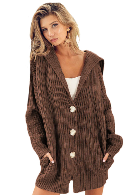 Braune Strickjacke mit grobem Strick und Reverskragen zum Knöpfen