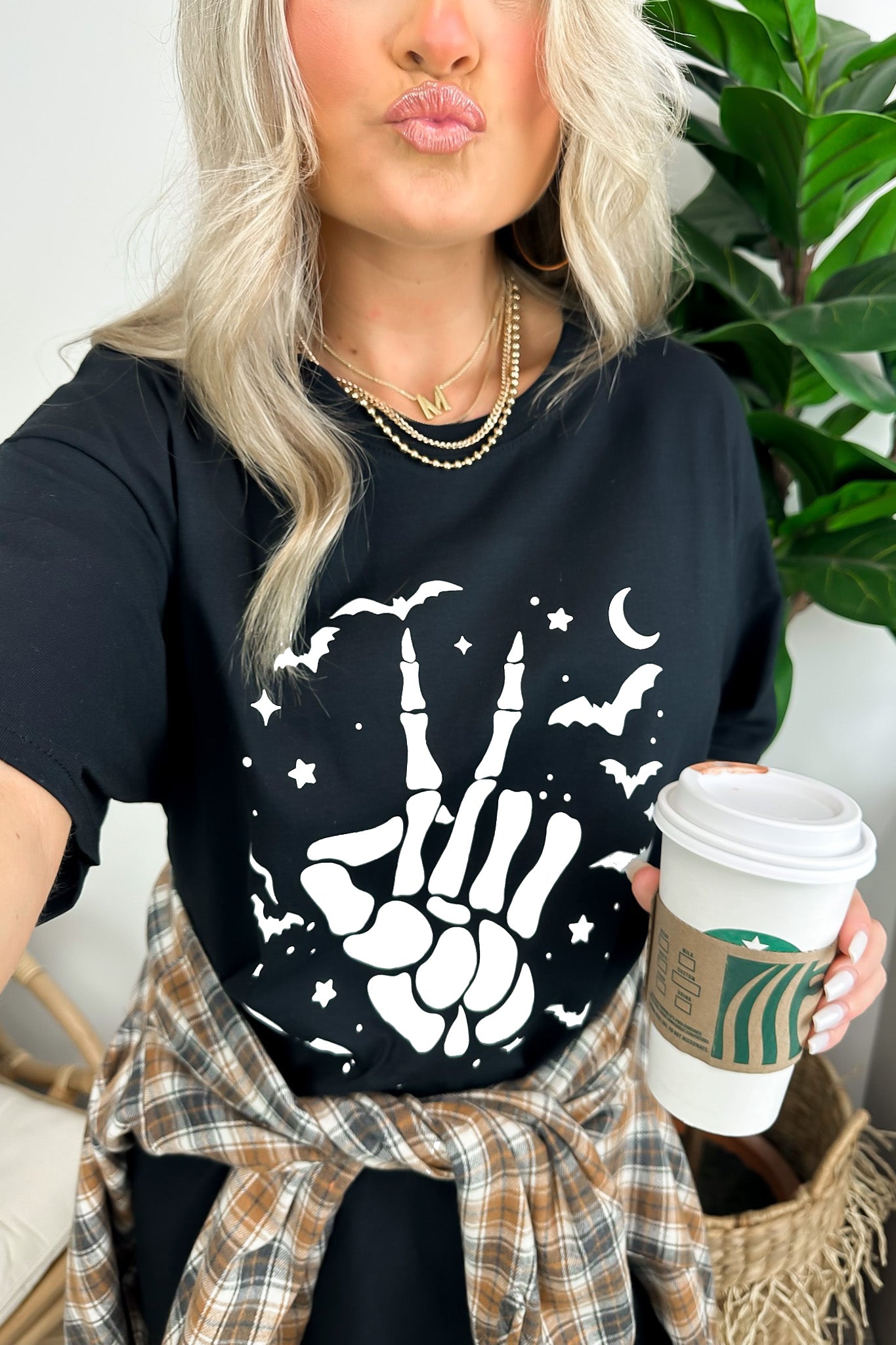 Schwarzes Halloween T-Shirt mit Fledermaus &amp; Skeletthand-Grafik
