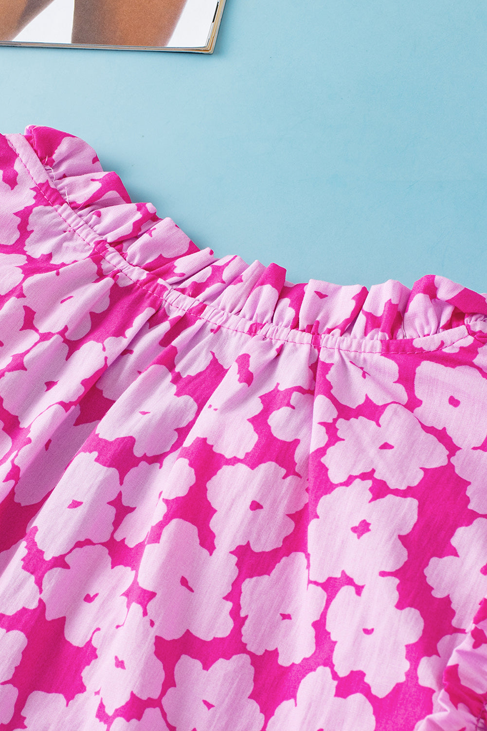 Rosa Bluse mit floralem Kontrastmuster und Zickzackmuster und Rüschenärmeln