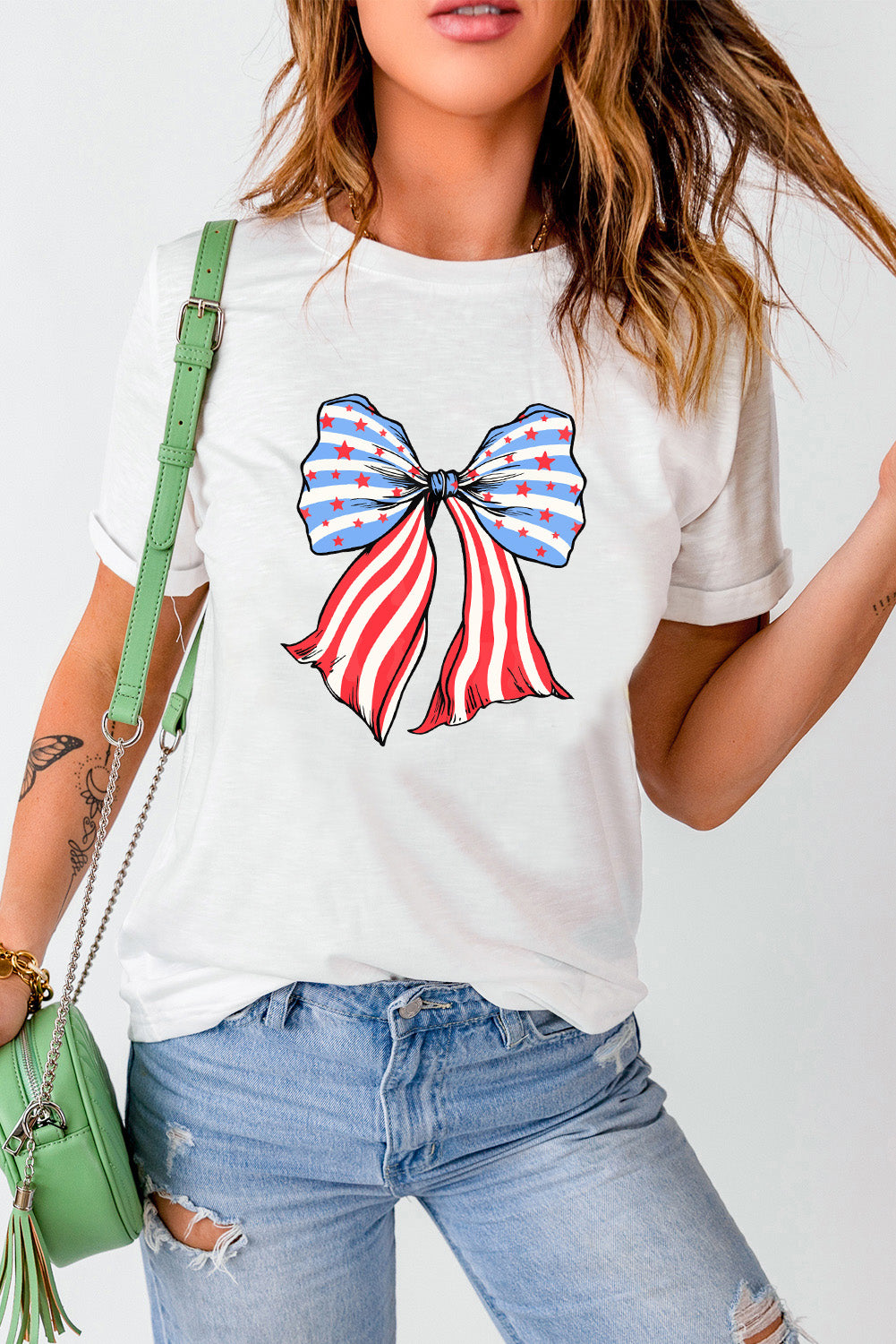 Weißes T-Shirt mit Streifen und Sternen und Schleifenmuster