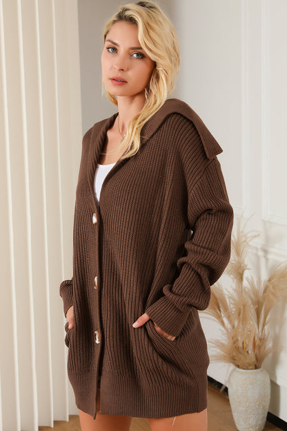 Braune Strickjacke mit grobem Strick und Reverskragen zum Knöpfen