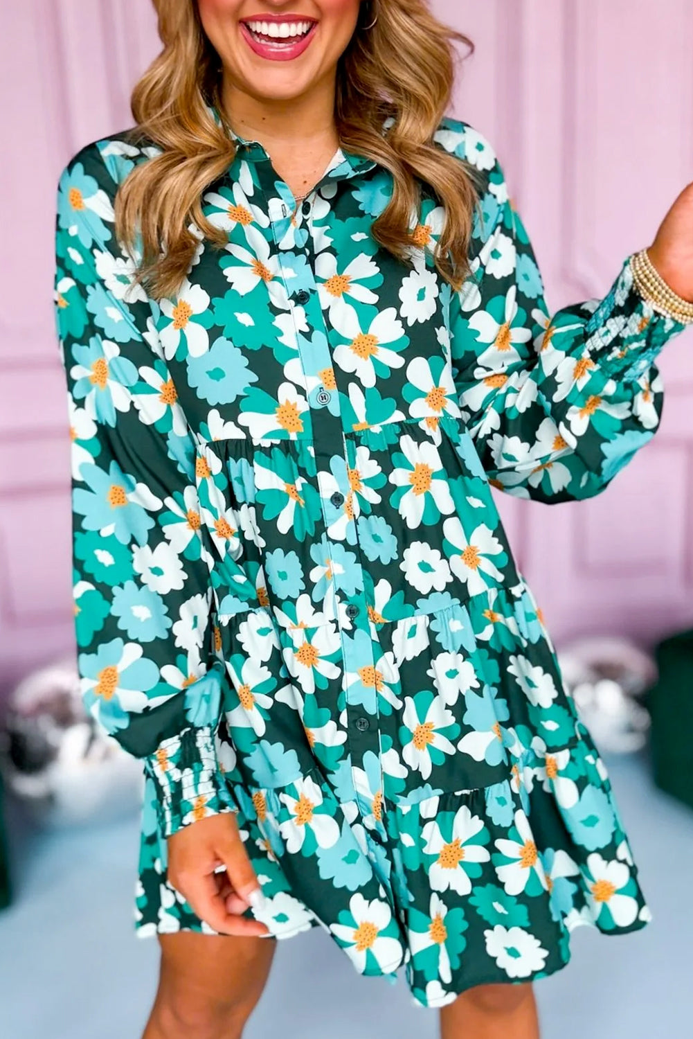 Grünes, gestuftes Hemdkleid mit langen Puffärmeln und Blumenmuster