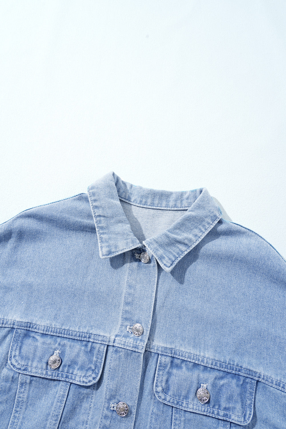 Khakifarbene Oversize-Jeansjacke mit Patchwork-Karomuster und Knöpfen
