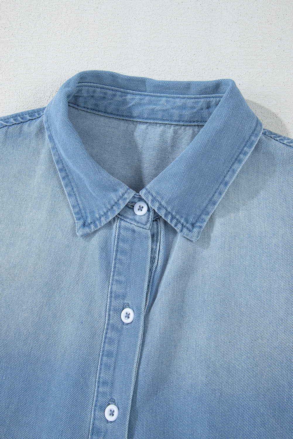 Beau Blue Risen Hemdblusenkleid aus mittelverwaschenem Denim