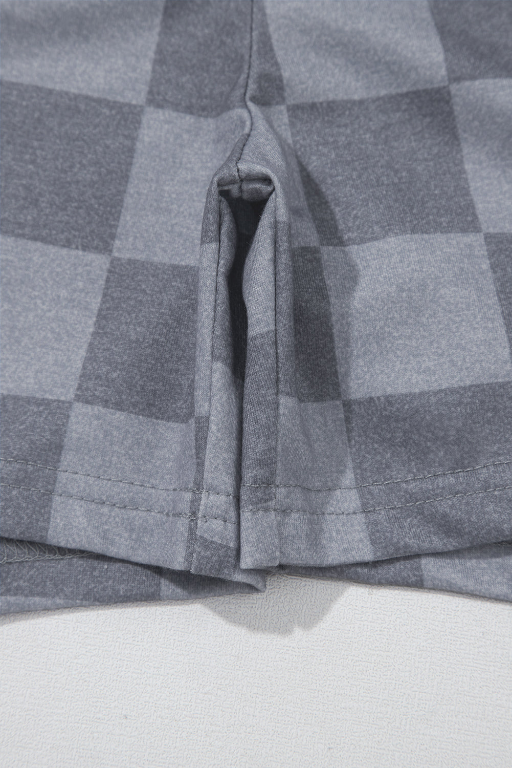 Grau kariertes T-Shirt mit V-Ausschnitt und Shorts mit Kordelzug