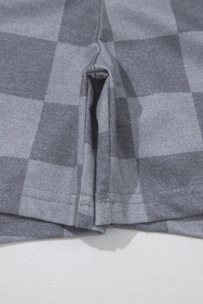 Grau kariertes T-Shirt mit V-Ausschnitt und Shorts mit Kordelzug