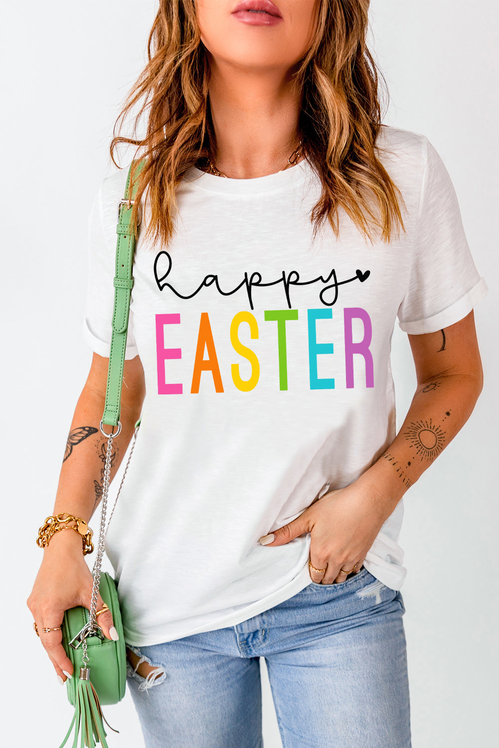 Weißes T-Shirt mit Rundhalsausschnitt und „Frohe Ostern“-Grafik