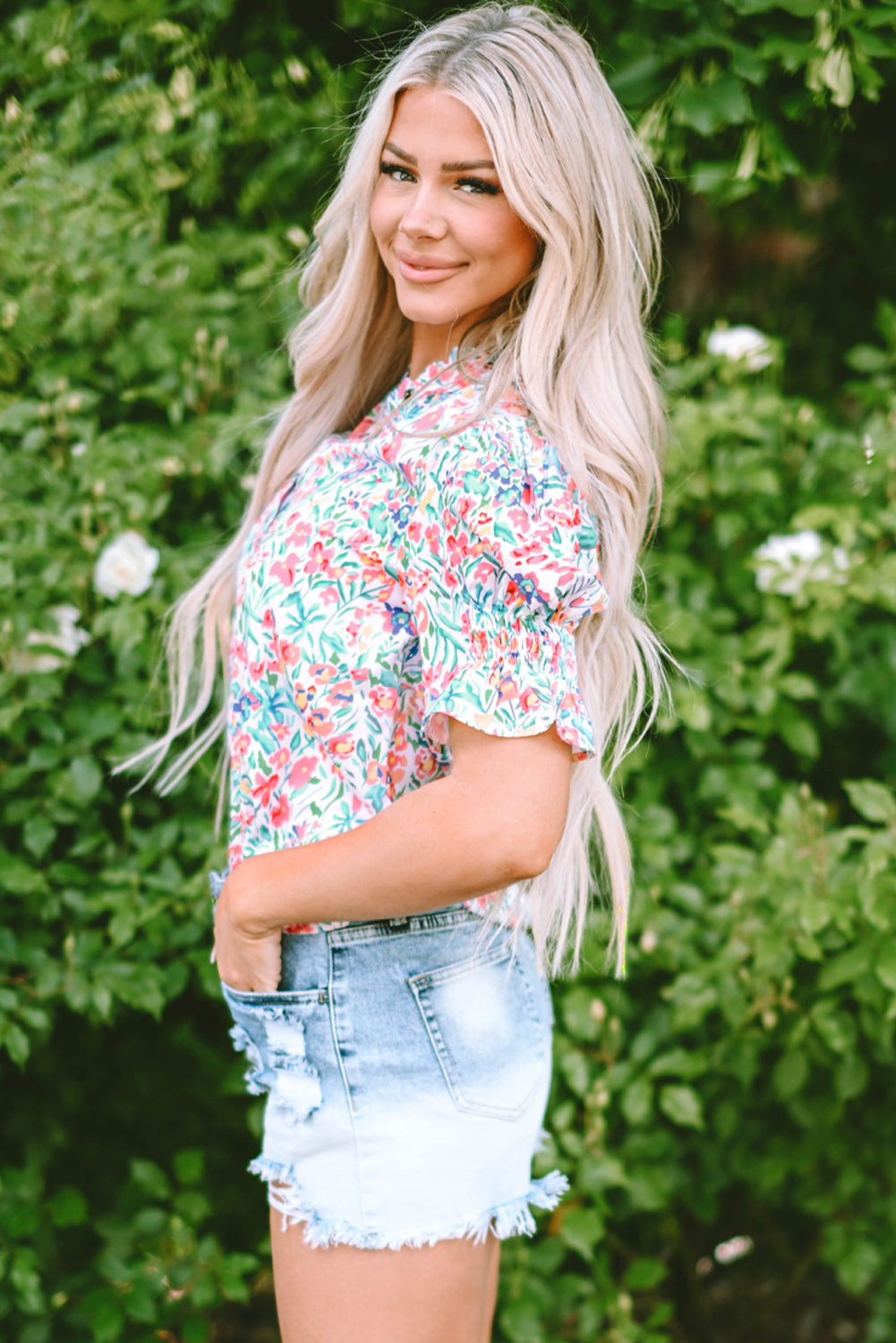 Rosa Bluse mit Blumenmuster, Knöpfen, Schlitz am Ausschnitt und Puffärmeln