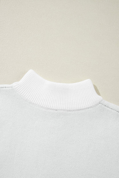 Weißer Pullover mit Stehkragen und halblangem Reißverschluss und Blumenmuster