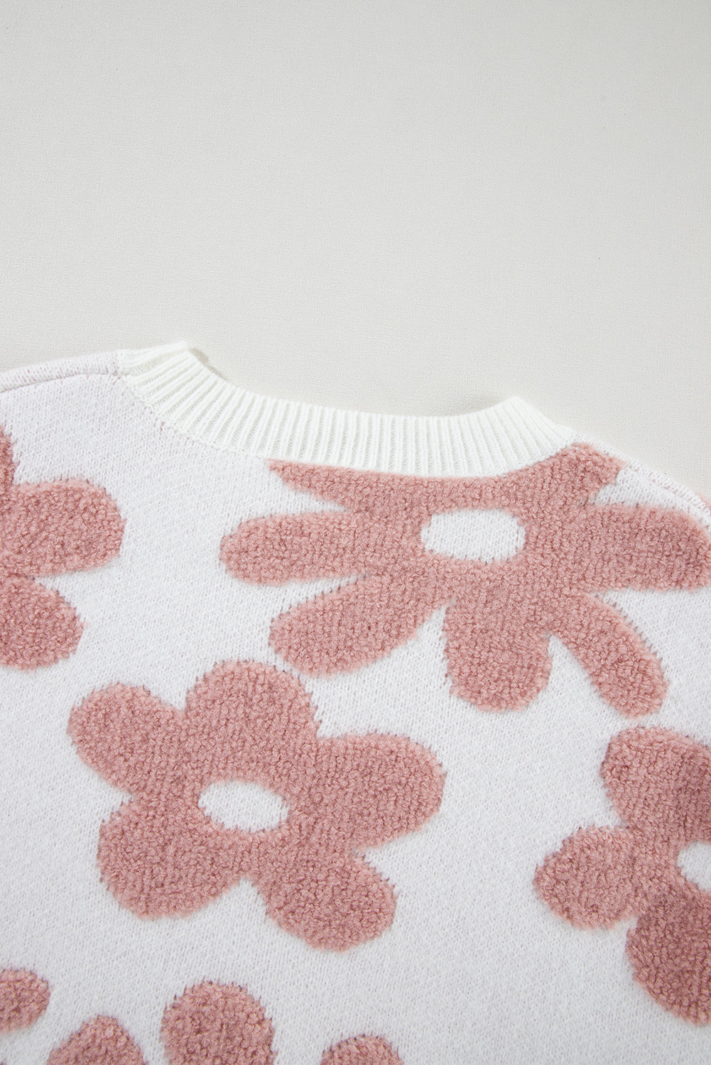 Weißer, strukturierter Pullover mit Blumenmuster und überschnittener Schulter