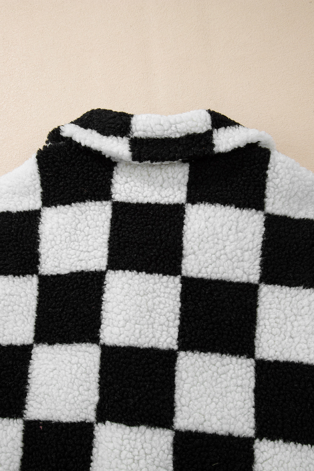 Schwarze, karierte Fleecejacke mit Seitentaschen, Kragen und Knöpfen