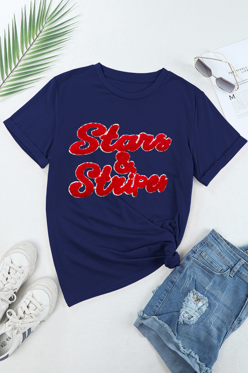 Blaues Chenille-T-Shirt mit Sternen und Streifen und Patch-Grafik