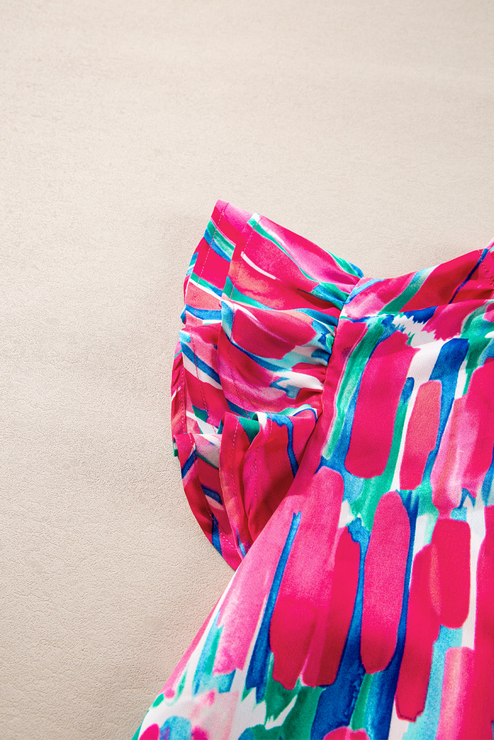 Bluse mit V-Ausschnitt und abstraktem Pinseldruck und Rüschenärmeln