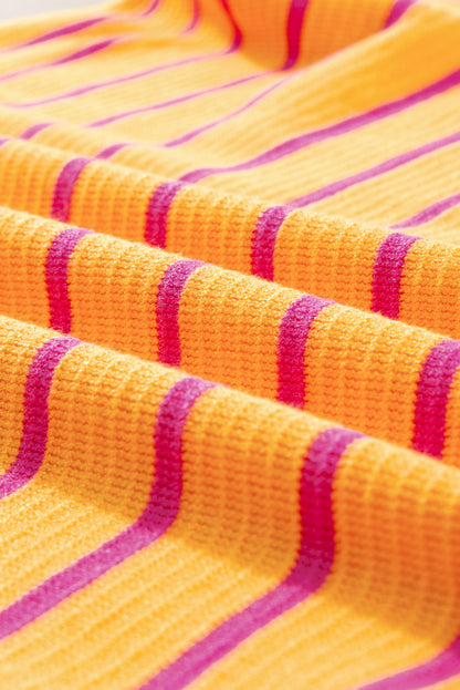 Orangefarbener Pullover mit Streifenbesatz, Rundhalsausschnitt und überschnittener Schulter