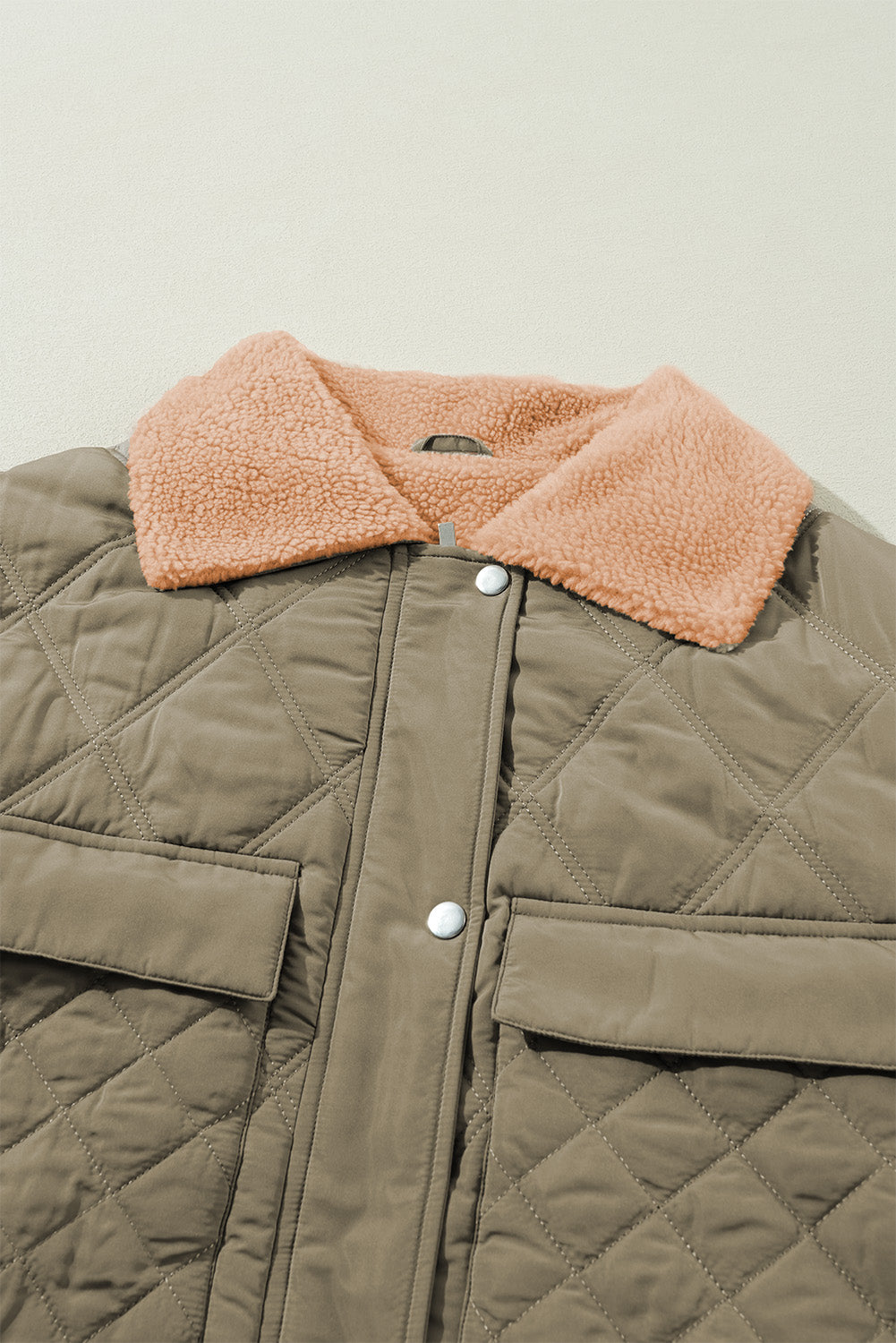 Jungle Green – Gesteppte Pufferjacke mit Teddykragen und Pattentaschen