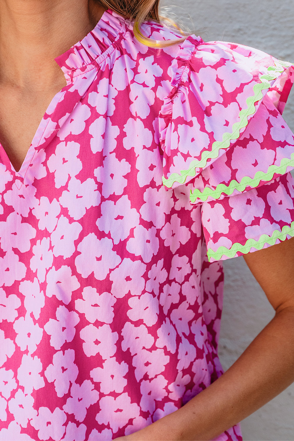 Rosa Bluse mit floralem Kontrastmuster und Zickzackmuster und Rüschenärmeln