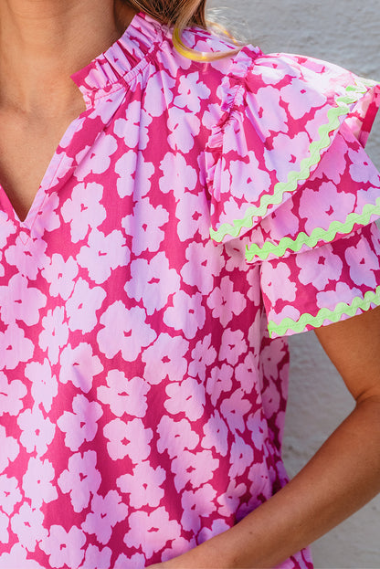 Rosa Bluse mit floralem Kontrastmuster und Zickzackmuster und Rüschenärmeln