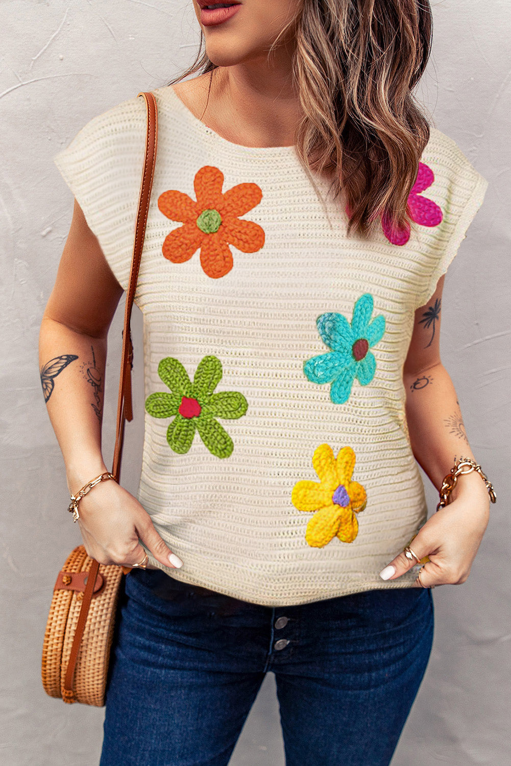 Weißes Stricktop mit Rundhalsausschnitt und Häkelmuster mit Blumenmuster
