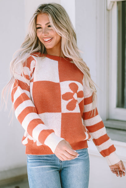 Brauner Pullover mit kariertem Blumenmuster und gestreiften Ärmeln