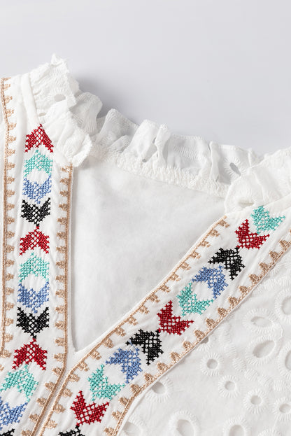 Weiße Bluse mit geometrischer Stickerei und Aussparung