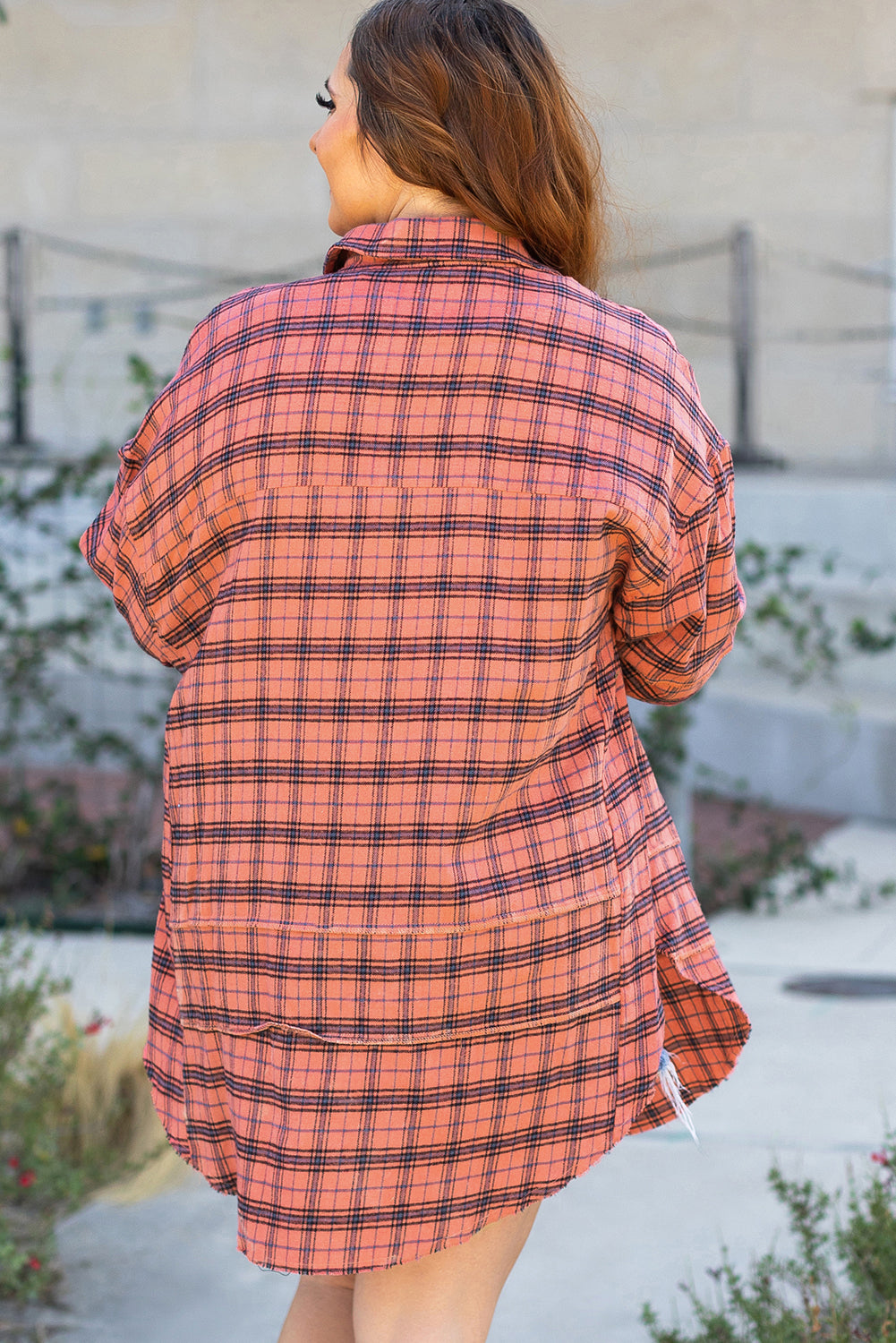 Rotes kariertes Langarmhemd mit seitlichem Schlitz und Used-Look-Saum