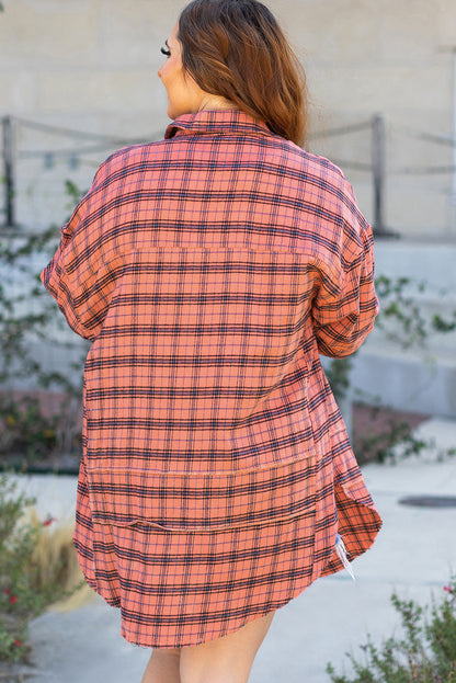 Rotes kariertes Langarmhemd mit seitlichem Schlitz und Used-Look-Saum