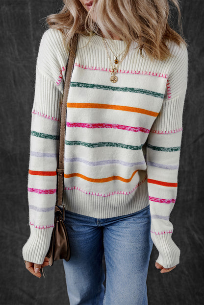 Weißer Pullover mit bunten Streifen und Rippenbesatz