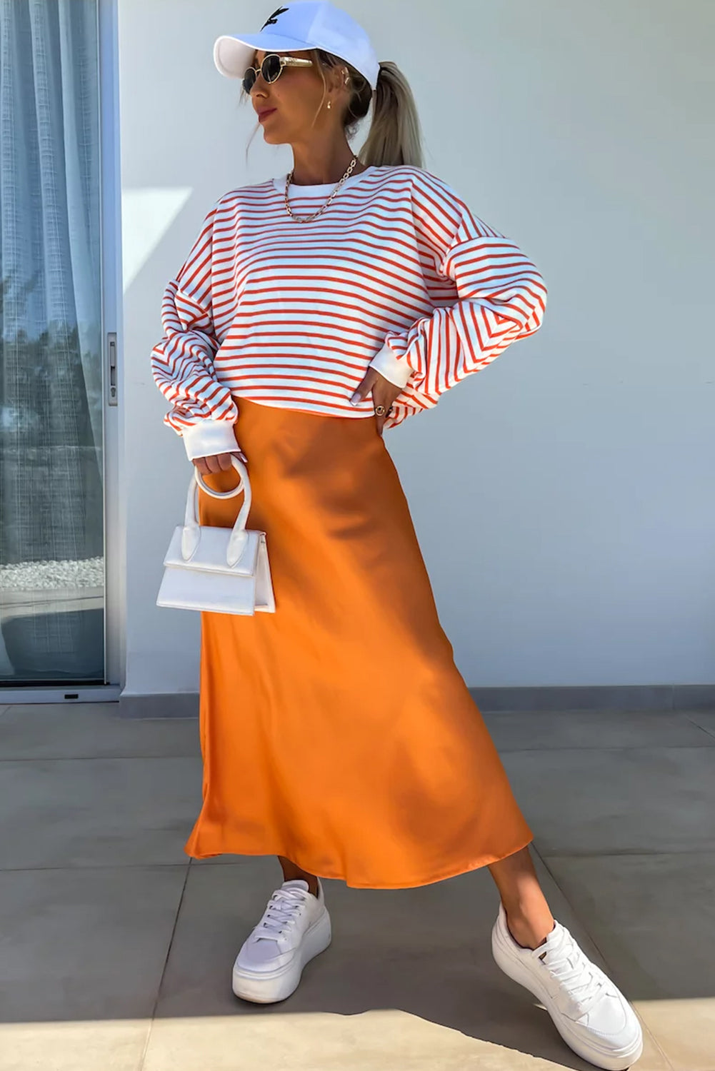 Orange gestreiftes, lockeres Sweatshirt mit überschnittener Schulter und Rundhalsausschnitt