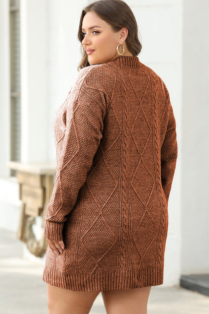 Kaffeebraunes, locker sitzendes Pulloverkleid mit Zopfmuster und überschnittener Schulter