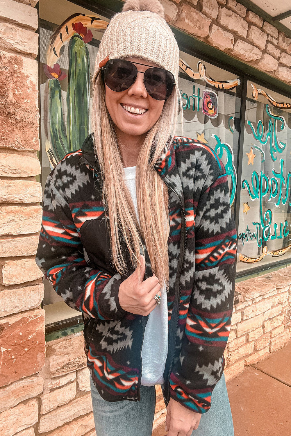Schwarze Jacke mit Reißverschlusskragen und Aztekenmuster