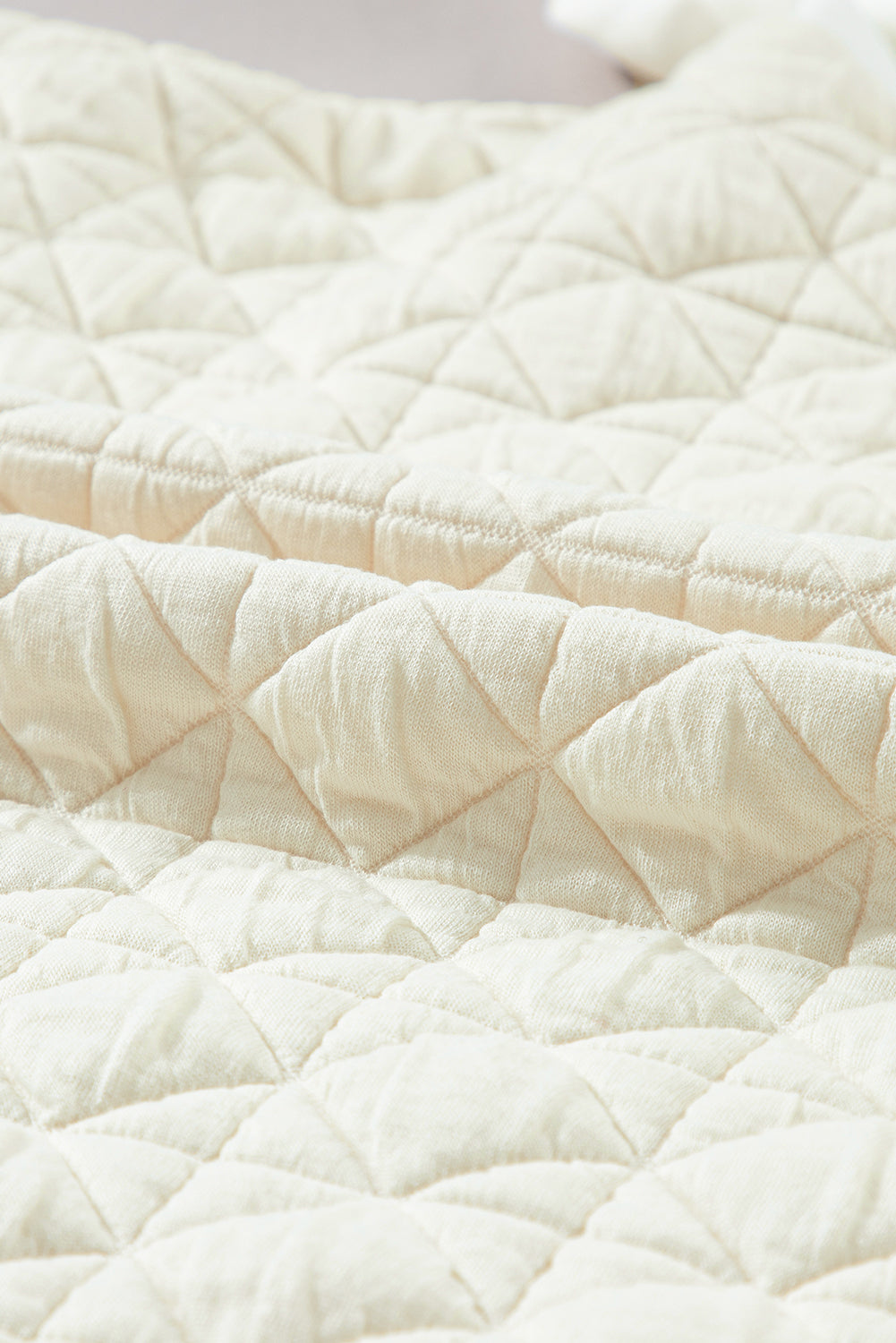 Beigefarbener Hoodie mit überschnittener Schulterpartie, gestepptem Patchwork und Kängurutasche