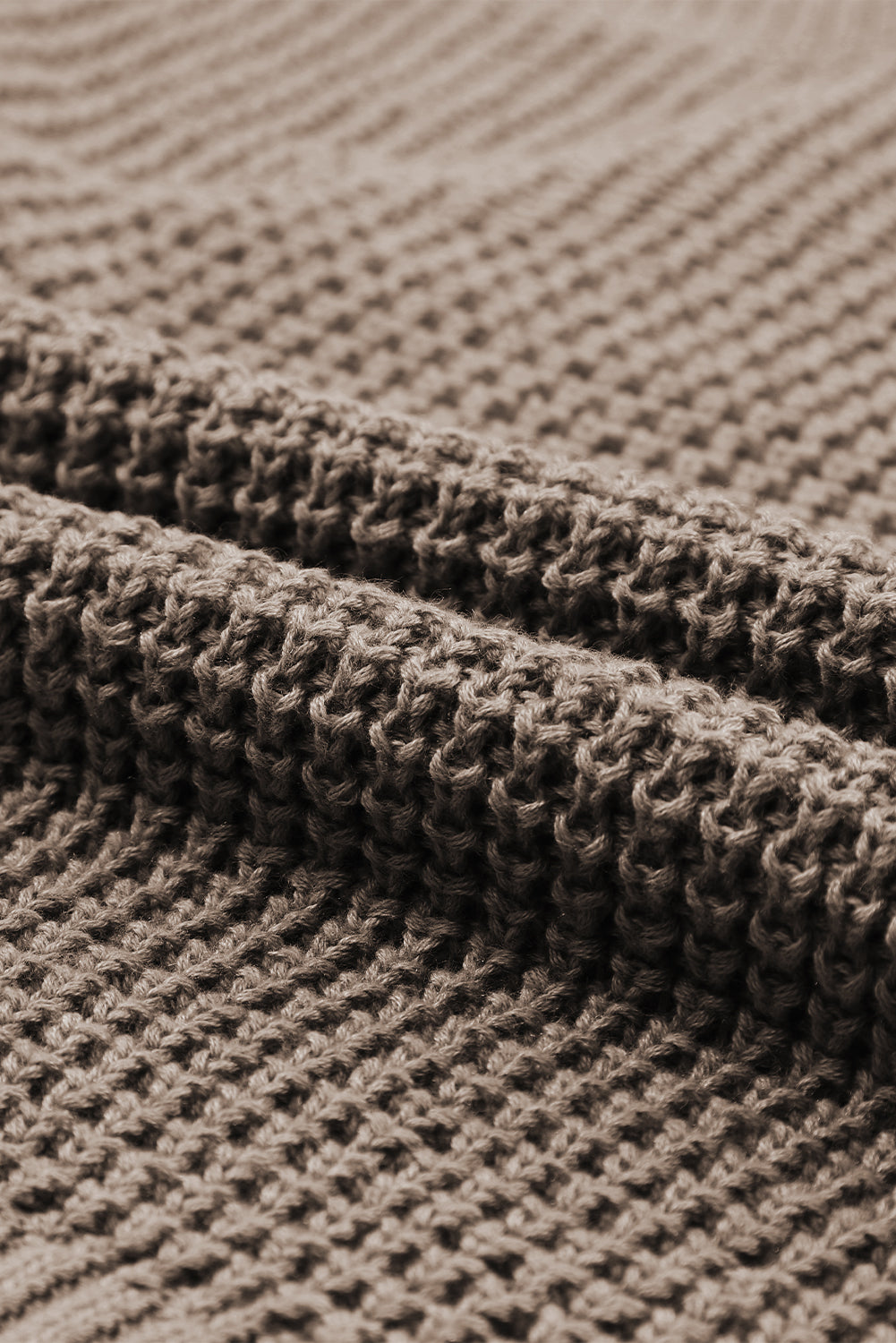 Khakifarbener Pointelle-Strickpullover mit Knöpfen und V-Ausschnitt und überschnittener Schulter
