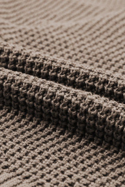 Khakifarbener Pointelle-Strickpullover mit Knöpfen und V-Ausschnitt und überschnittener Schulter