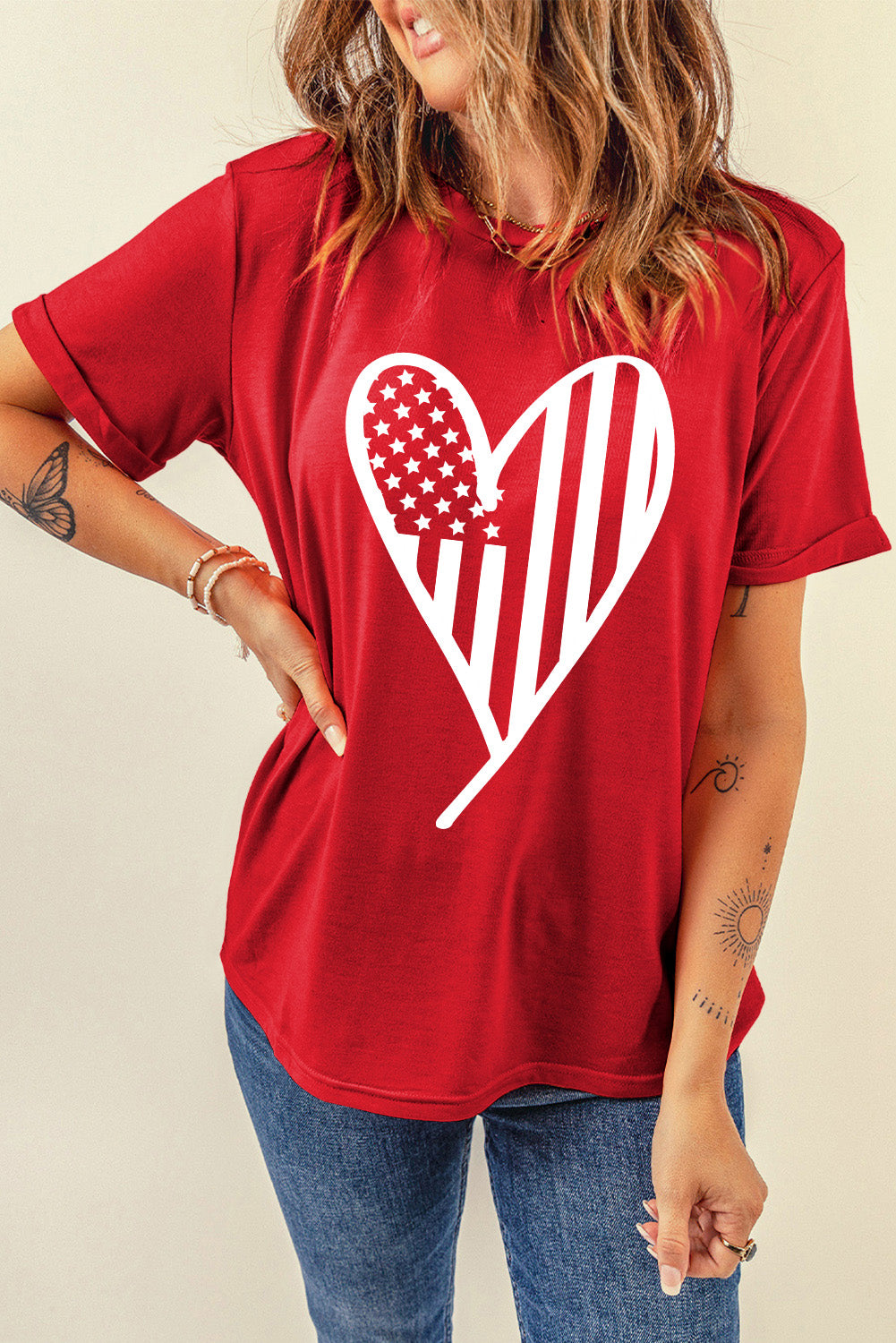 Rotes T-Shirt mit Rundhalsausschnitt und Grafik in Herzform mit USA-Flagge