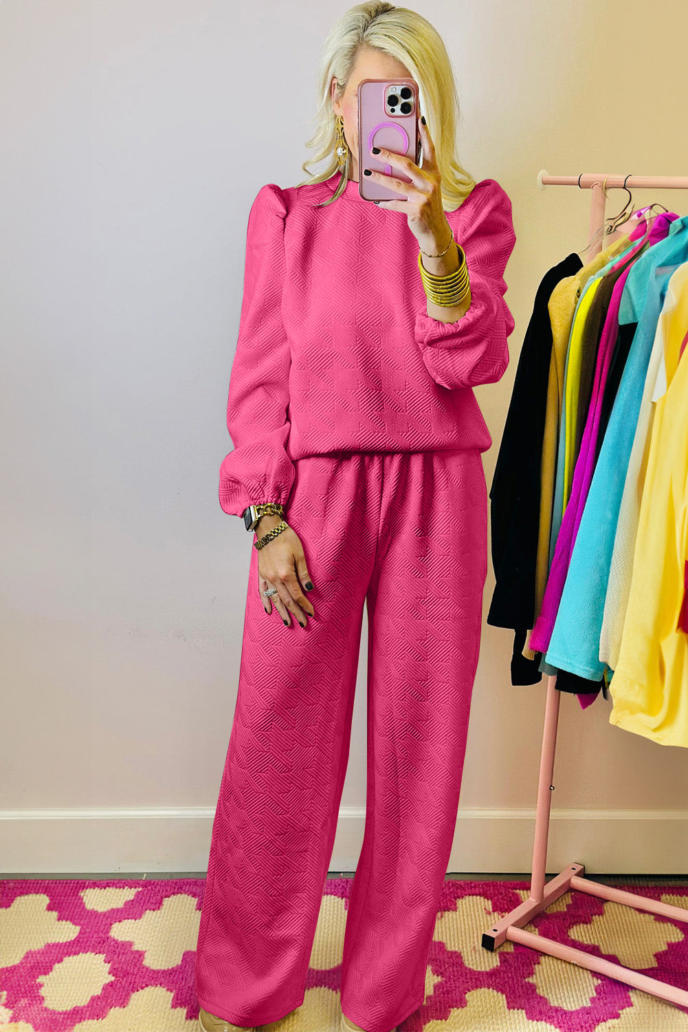 Rosarotes Set aus strukturiertem Oberteil und Hose mit Puffärmeln
