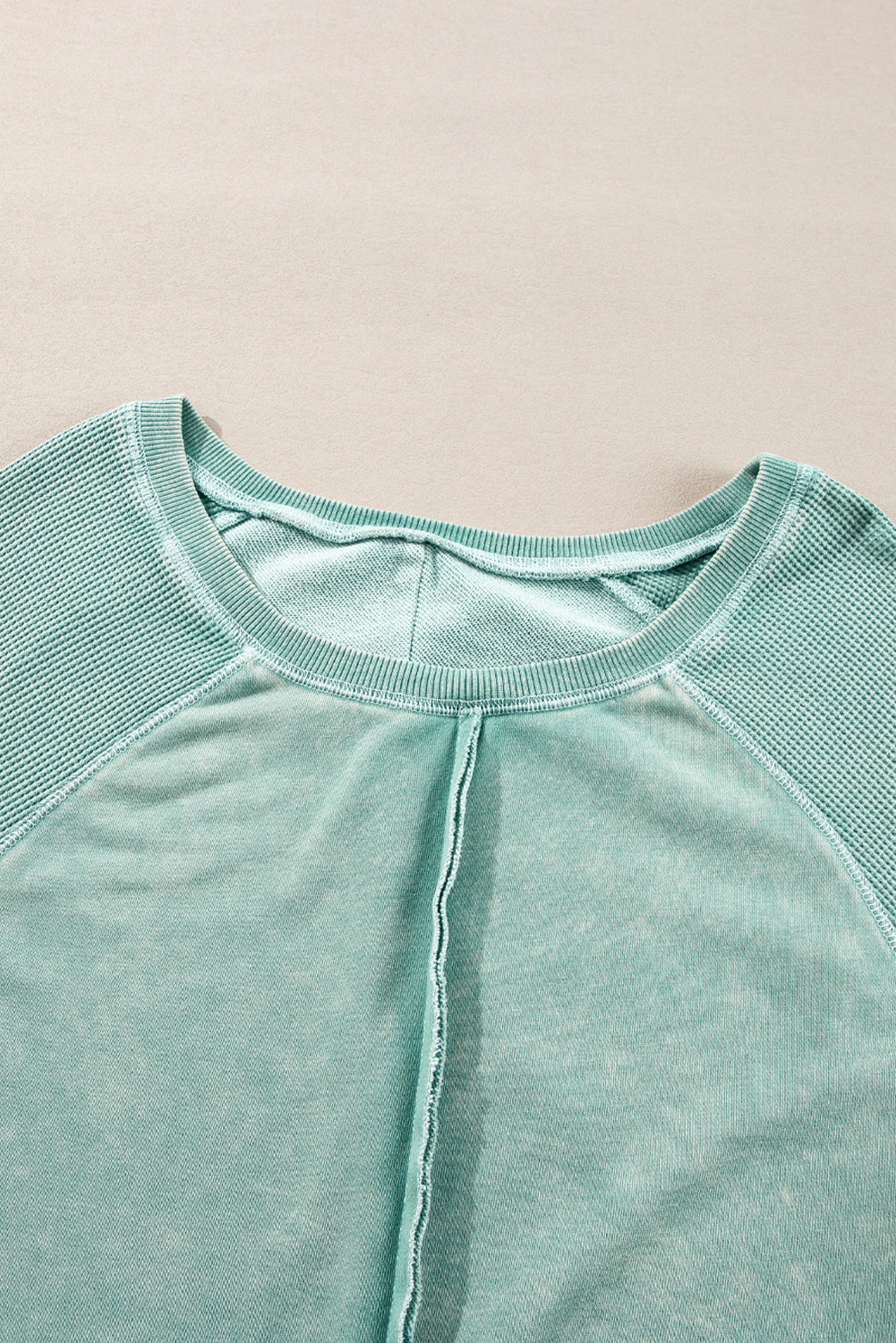Mineralblaues, einfarbiges Sweatshirt mit Waffelstrick und Patchwork-Raglanärmeln