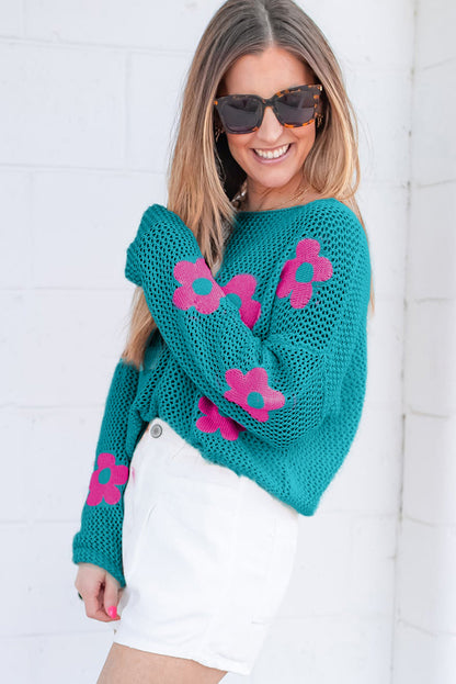 Seegrüner Strickpullover mit großer Blume und tief angesetzten Schultern