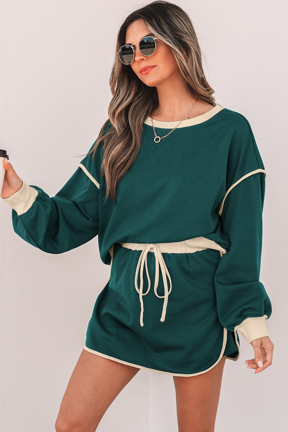 Evergreen Set mit lockerem Pullover in Kontrastfarbe und Skort mit Schnürung in der Taille