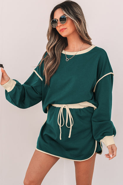 Evergreen Set mit lockerem Pullover in Kontrastfarbe und Skort mit Schnürung in der Taille