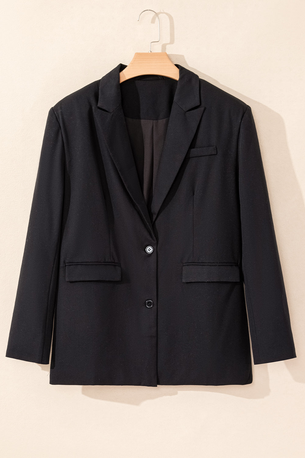 Schwarzer Blazer mit Revers, Pattentasche und Knöpfen