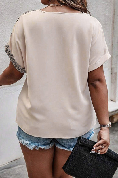 Haferflockenfarbenes Patchwork-Oberteil mit V-Ausschnitt und geometrischem Kontrastdruck in Übergröße